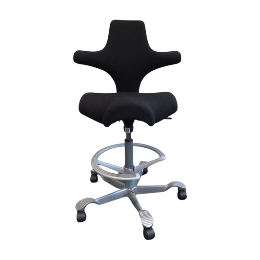 Capisco 8106 kontorstol fra HÅG i svart med fotring
