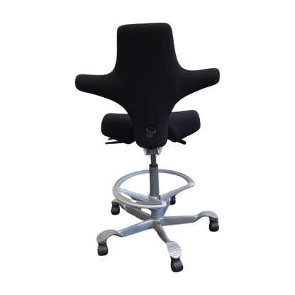 Capisco 8106 kontorstol fra HÅG i svart med fotring
