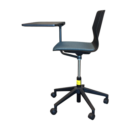 FourSure 66 møtestol fra FOUR Design i grønn