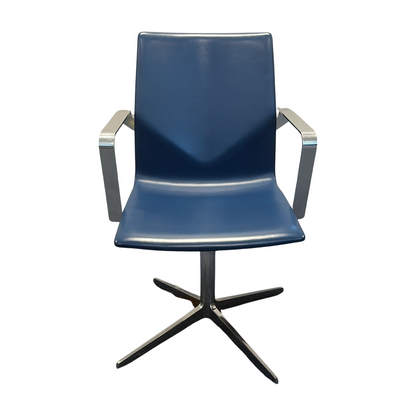 Møtestol fra FOUR Design i blå