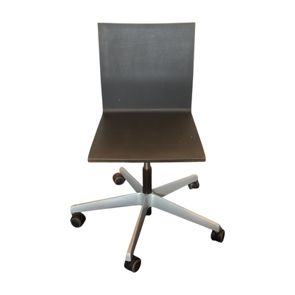 04 møtestol fra Vitra i svart