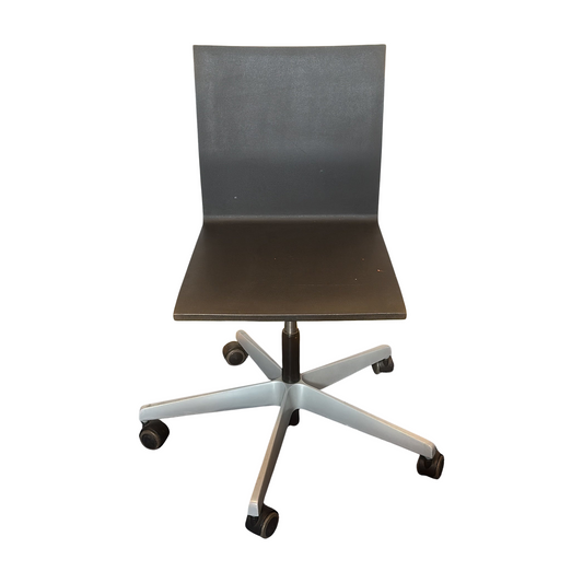 04 møtestol fra Vitra i svart