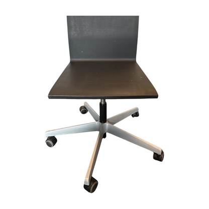 04 møtestol fra Vitra i svart