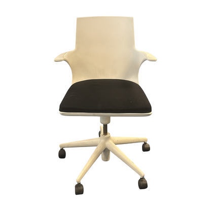 Spoon Chair møtestol fra Kartell i hvit