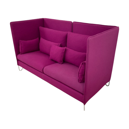 Cármenes høyrygget sofa i ull, magenta