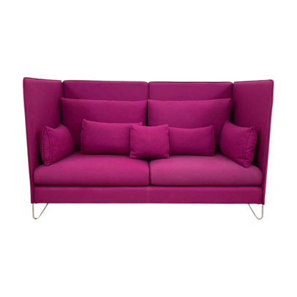 Cármenes høyrygget sofa i ull, magenta