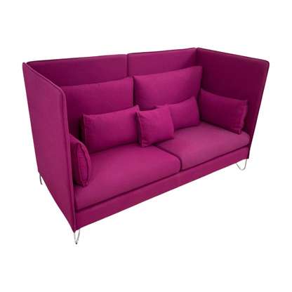 Cármenes høyrygget sofa i ull, magenta