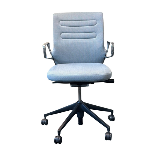 AC5 møtestol fra Vitra i lys blå