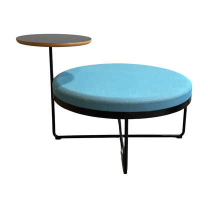 Shima sittepuff fra Johanson Design i lys blå, med innebygd sidebord