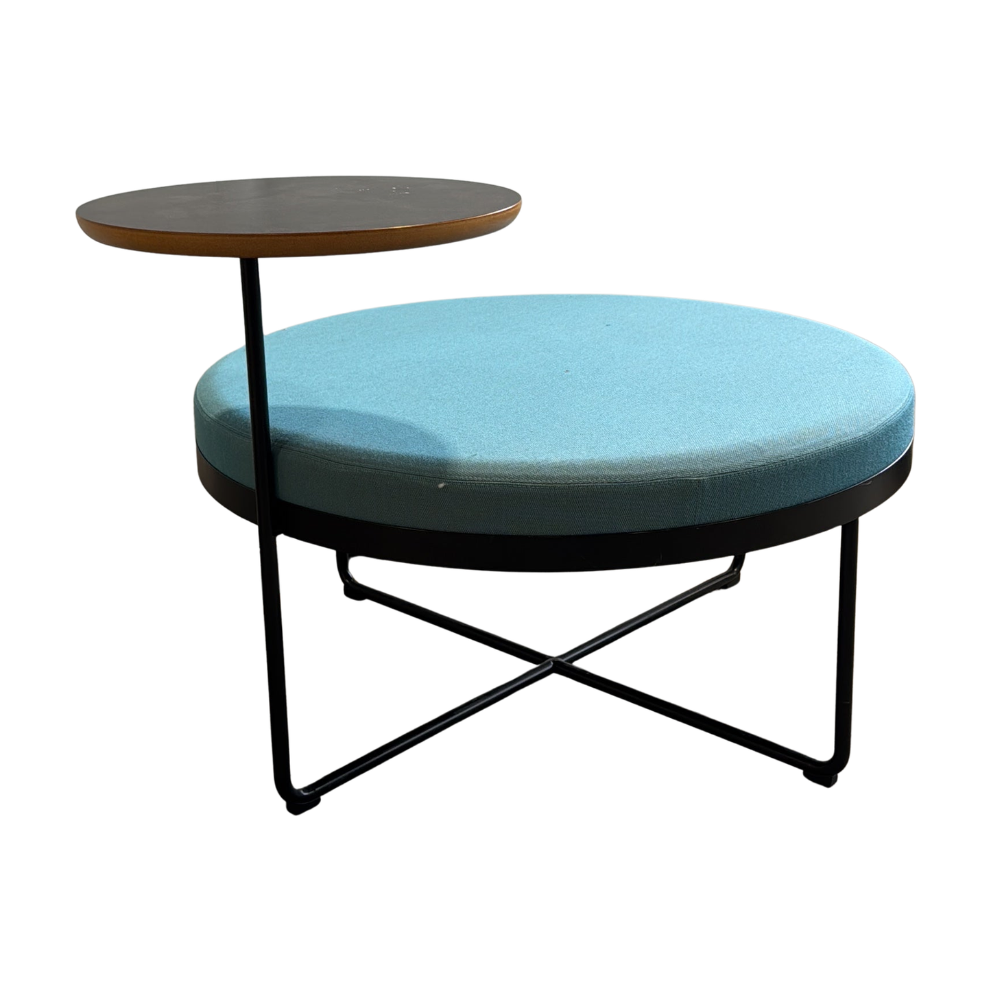 Shima sittepuff fra Johanson Design i lys blå, med innebygd sidebord