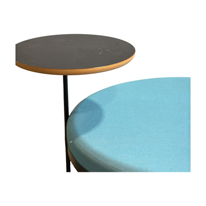Shima sittepuff fra Johanson Design i lys blå, med innebygd sidebord