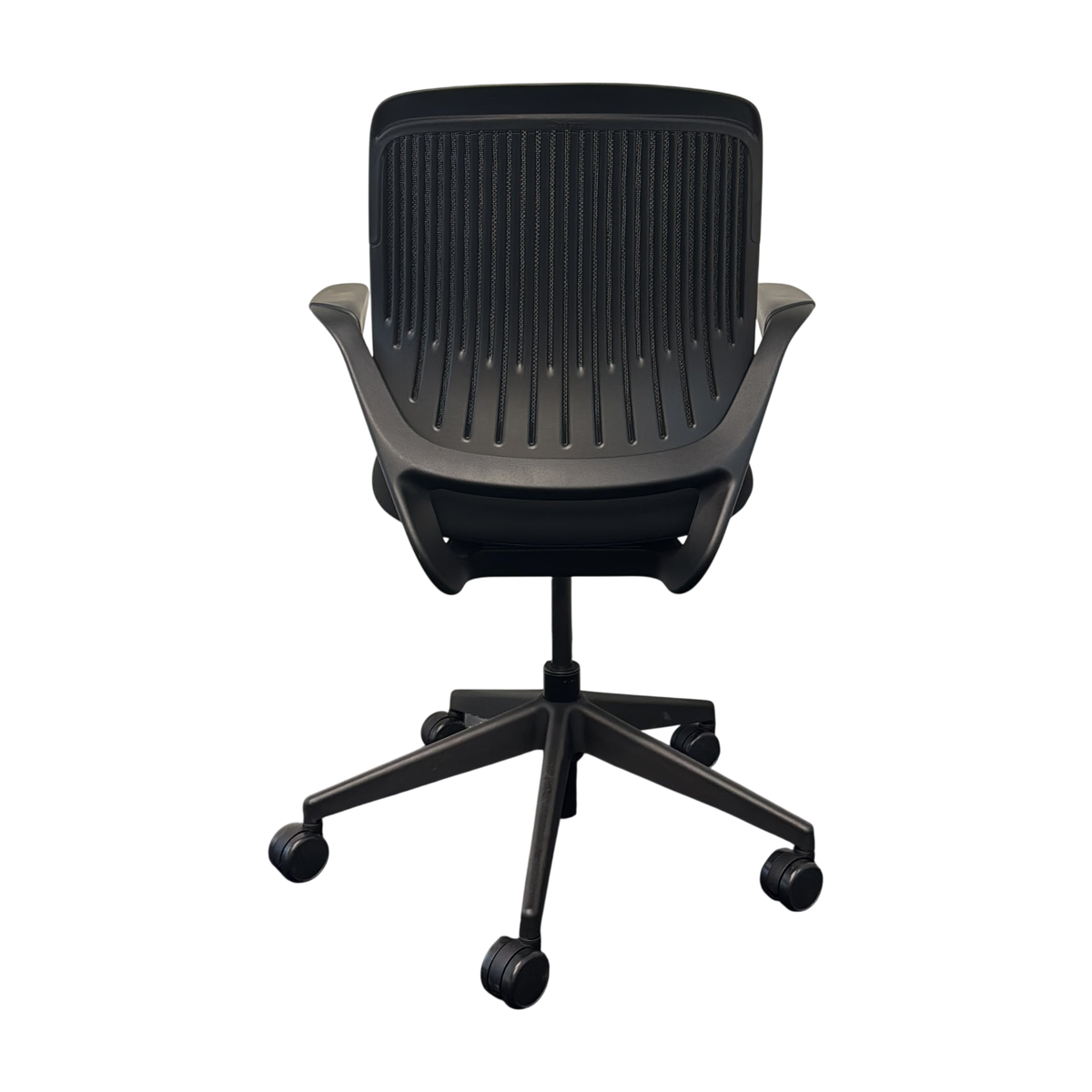 COBI kontorstol fra Steelcase i svart, mesh rygg med armlener