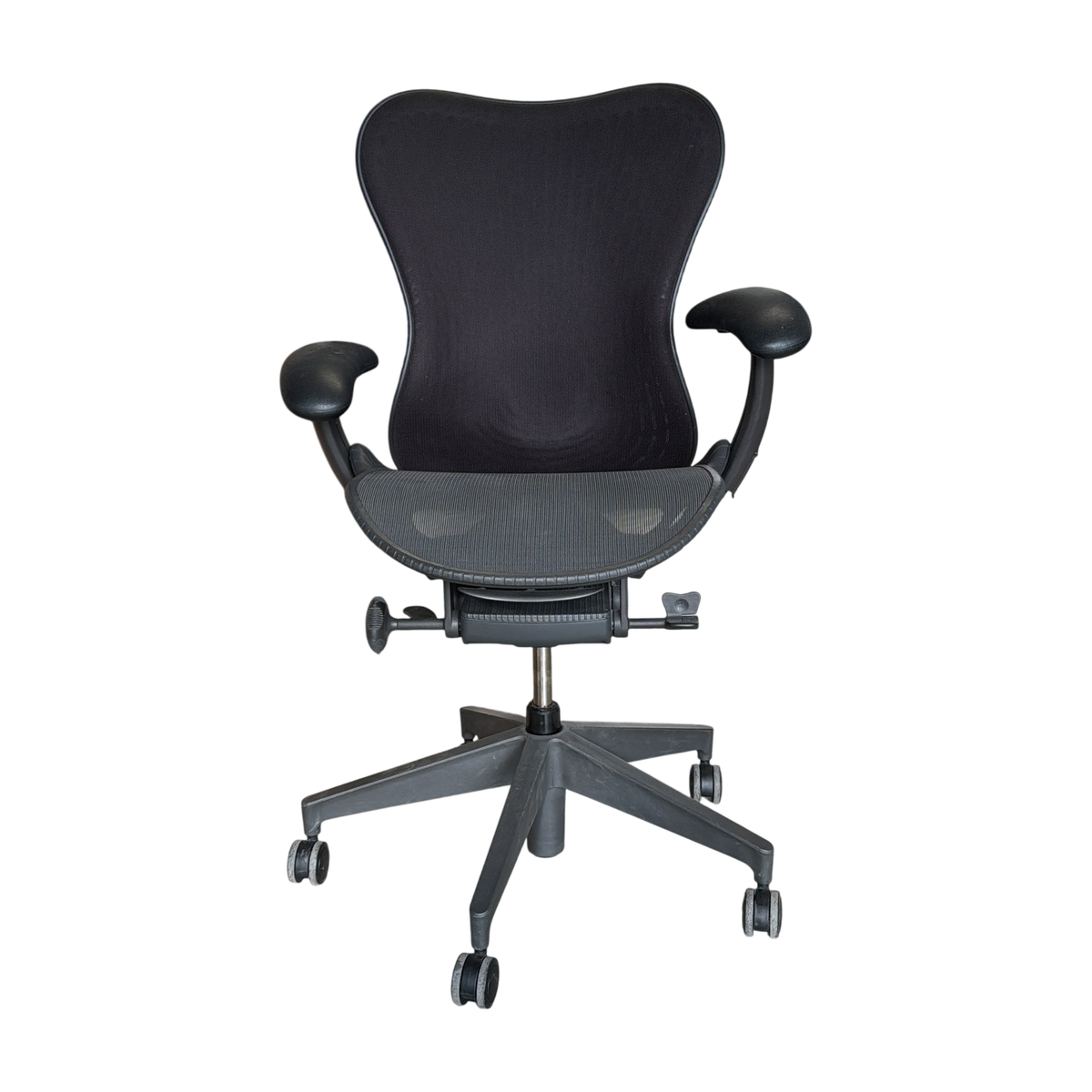 Mirra 2 kontorstol fra Herman Miller i svart, nettingrygg