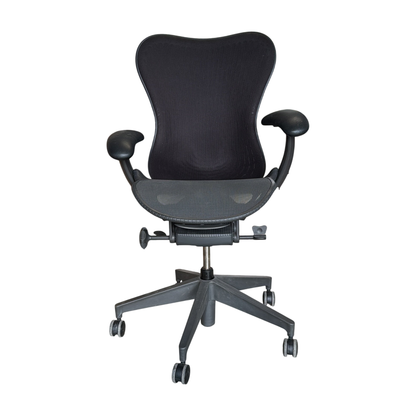 Mirra 2 kontorstol fra Herman Miller i svart, nettingrygg