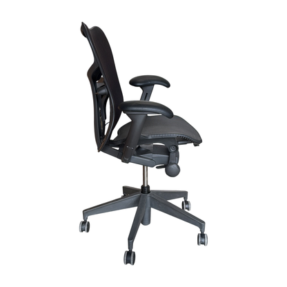 Mirra 2 kontorstol fra Herman Miller i svart, nettingrygg
