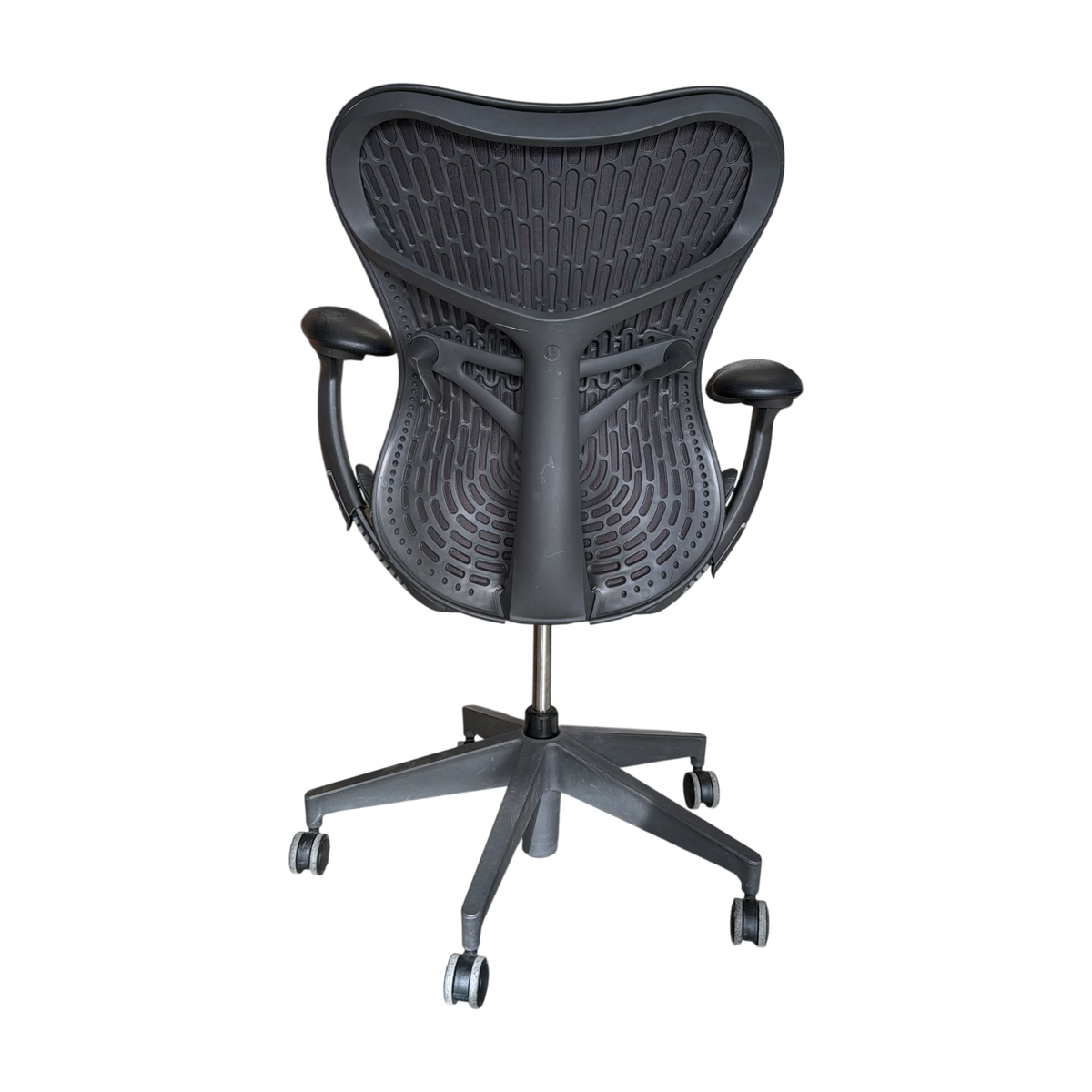 Mirra 2 kontorstol fra Herman Miller i svart, nettingrygg