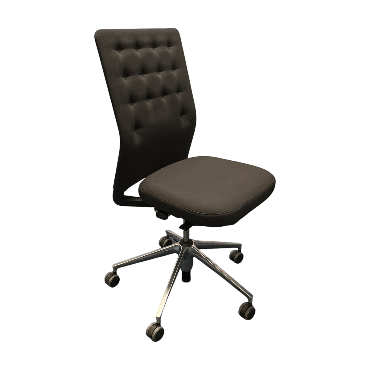 ID Trim konferansestol fra Vitra i svart, knappeforsynt rygg
