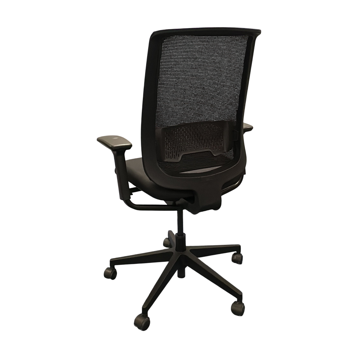 Think kontorstol fra Steelcase i svart, nettrygg