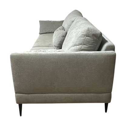 Andorra Sofa fra ARTWOOD i lys grå, velur