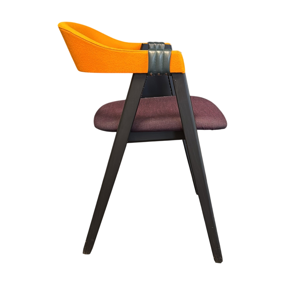 Konferansestol fra Moroso i lilla, oransje rygg