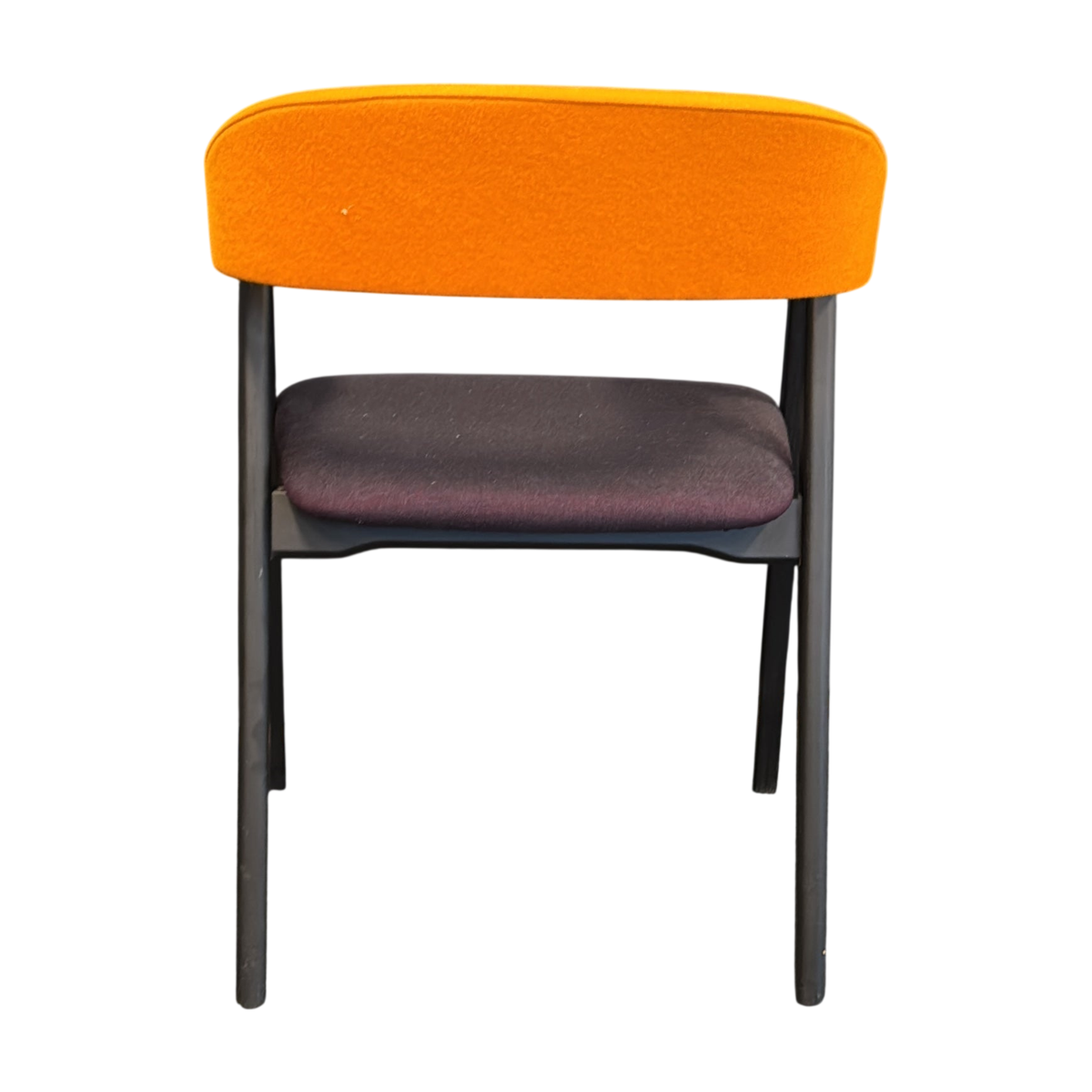 Konferansestol fra Moroso i lilla, oransje rygg