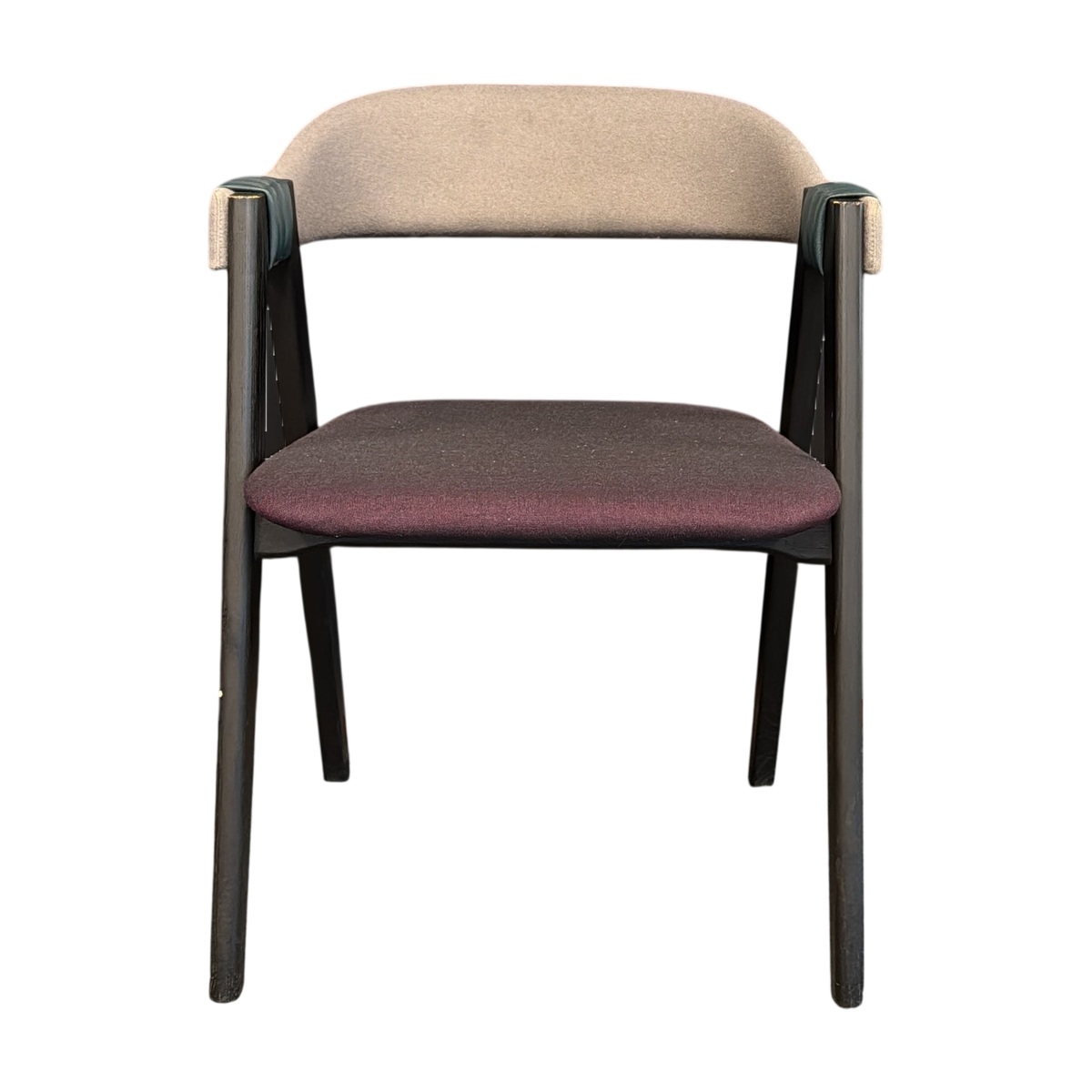 Konferansestol fra Moroso i lilla, armlener i skinn