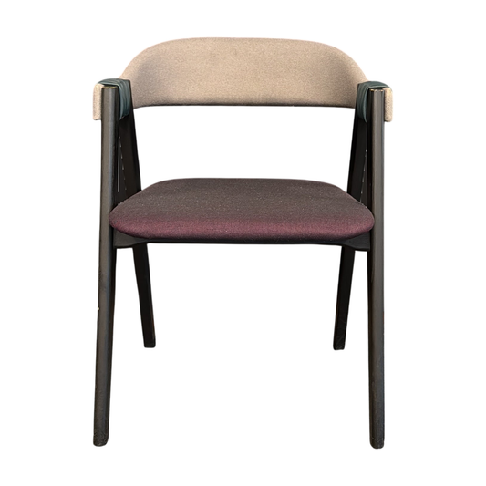 Konferansestol fra Moroso i lilla, armlener i skinn