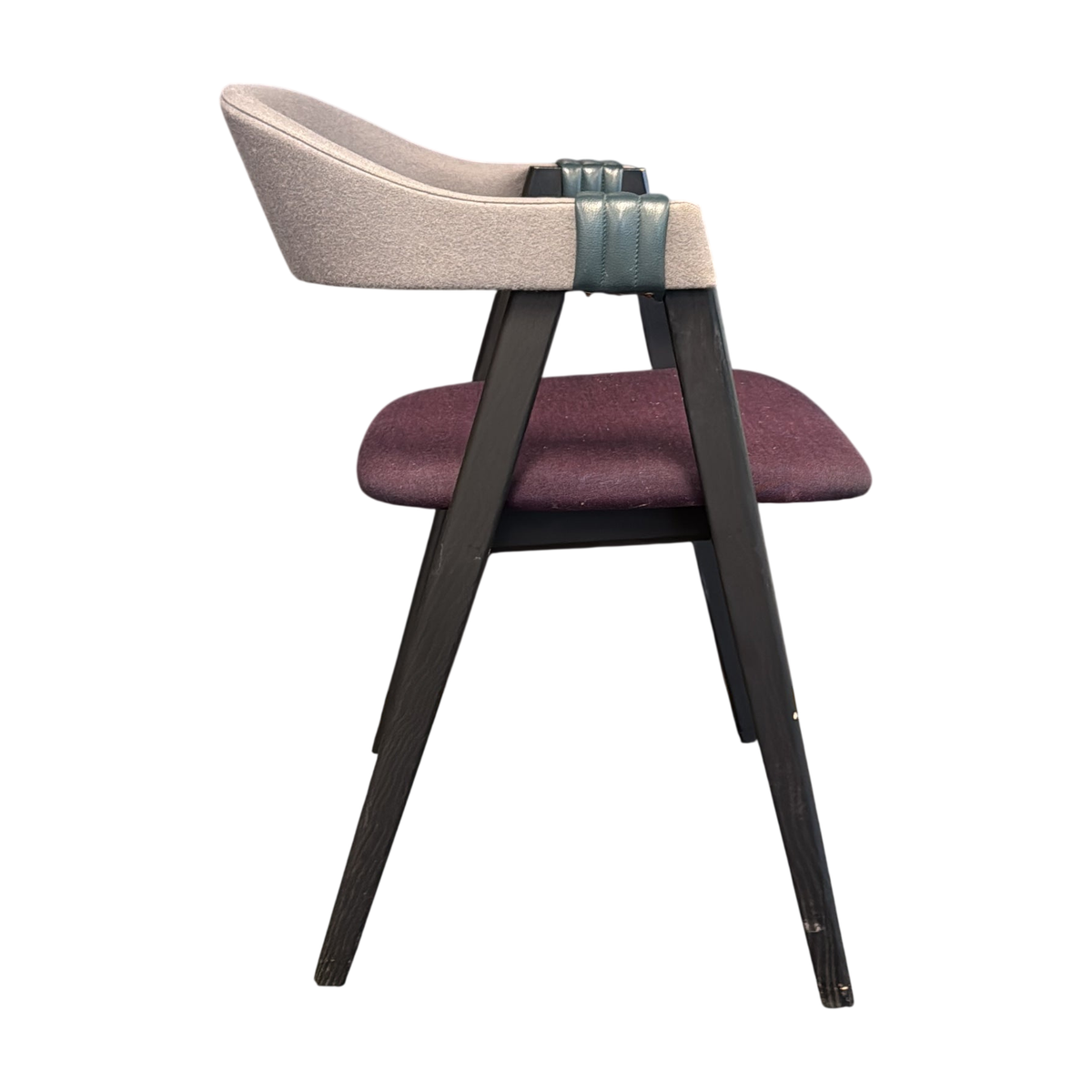 Konferansestol fra Moroso i lilla, armlener i skinn