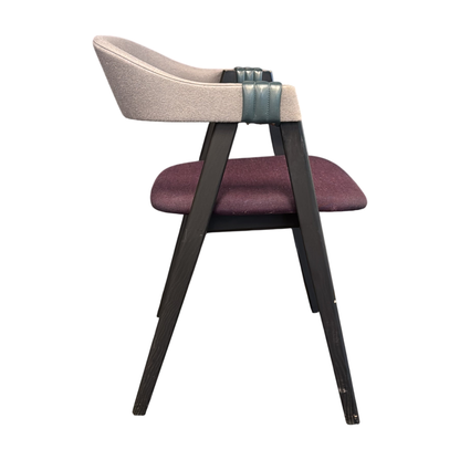 Konferansestol fra Moroso i lilla, armlener i skinn