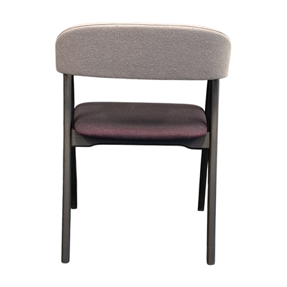 Konferansestol fra Moroso i lilla, armlener i skinn