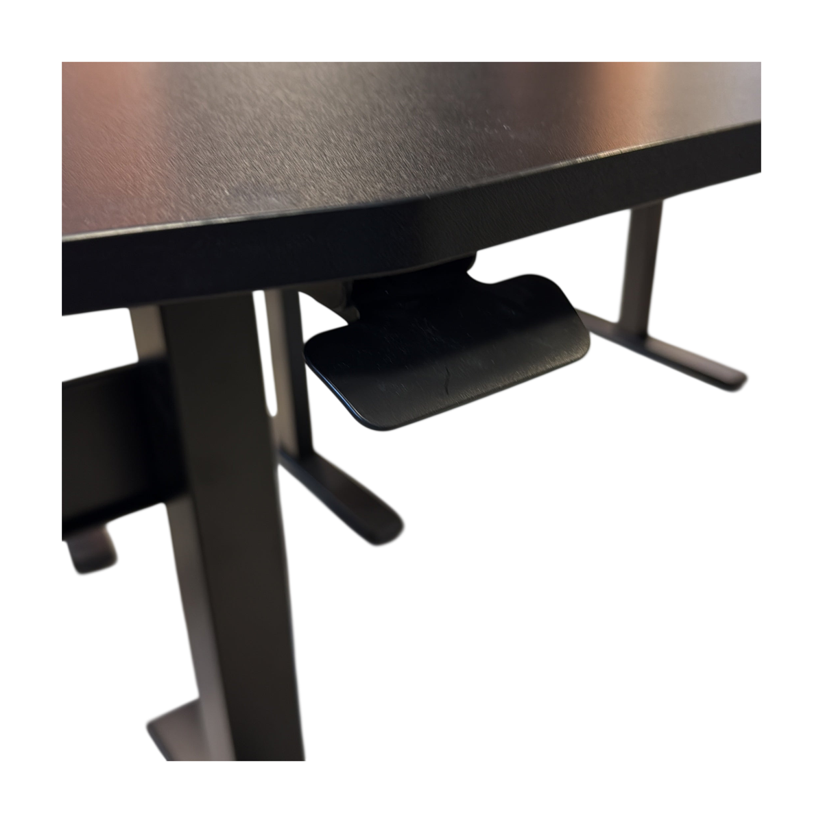 (145x73) skrivebord i svart, buet forkant