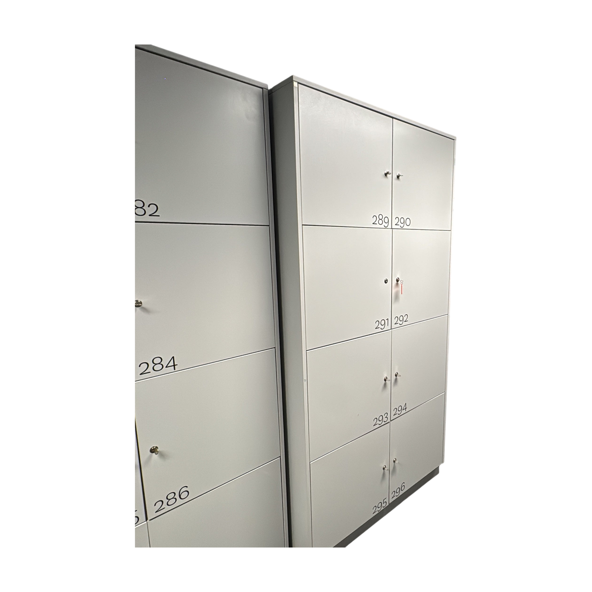 (106x40x217) Dencon skapmodul i lys grå, 8 skap med nummererte dører