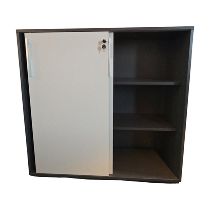 (116x42x117) skyvedørskap i mørk grå, 3 hylleplan, med lås