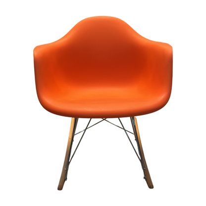 Eames Gyngestol fra Vitra i oransje, skallsete med meder