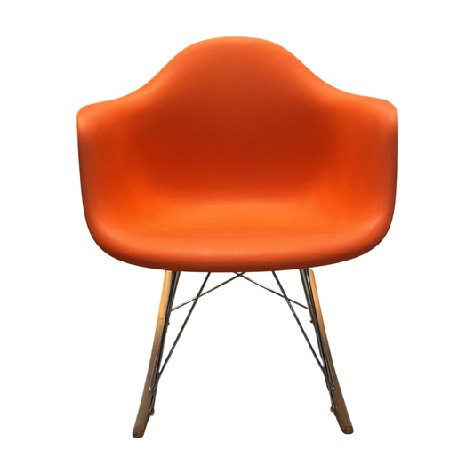 Eames Gyngestol fra Vitra i oransje, skallsete med meder