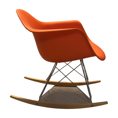 Eames Gyngestol fra Vitra i oransje, skallsete med meder