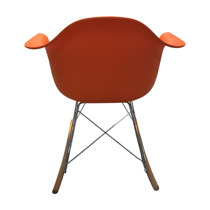 Eames Gyngestol fra Vitra i oransje, skallsete med meder