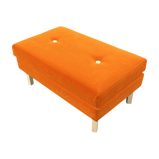 Puff i oransje, stoff med knapper