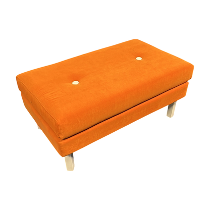 Puff i oransje, stoff med knapper