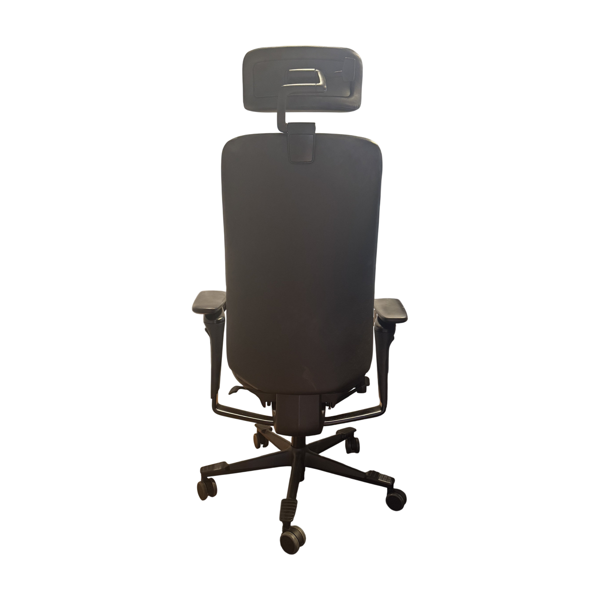 Capella kontorstol fra Kinnarps i svart, med nakkestøtte