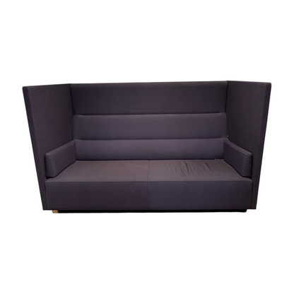 Sofa med høy rygg i lilla