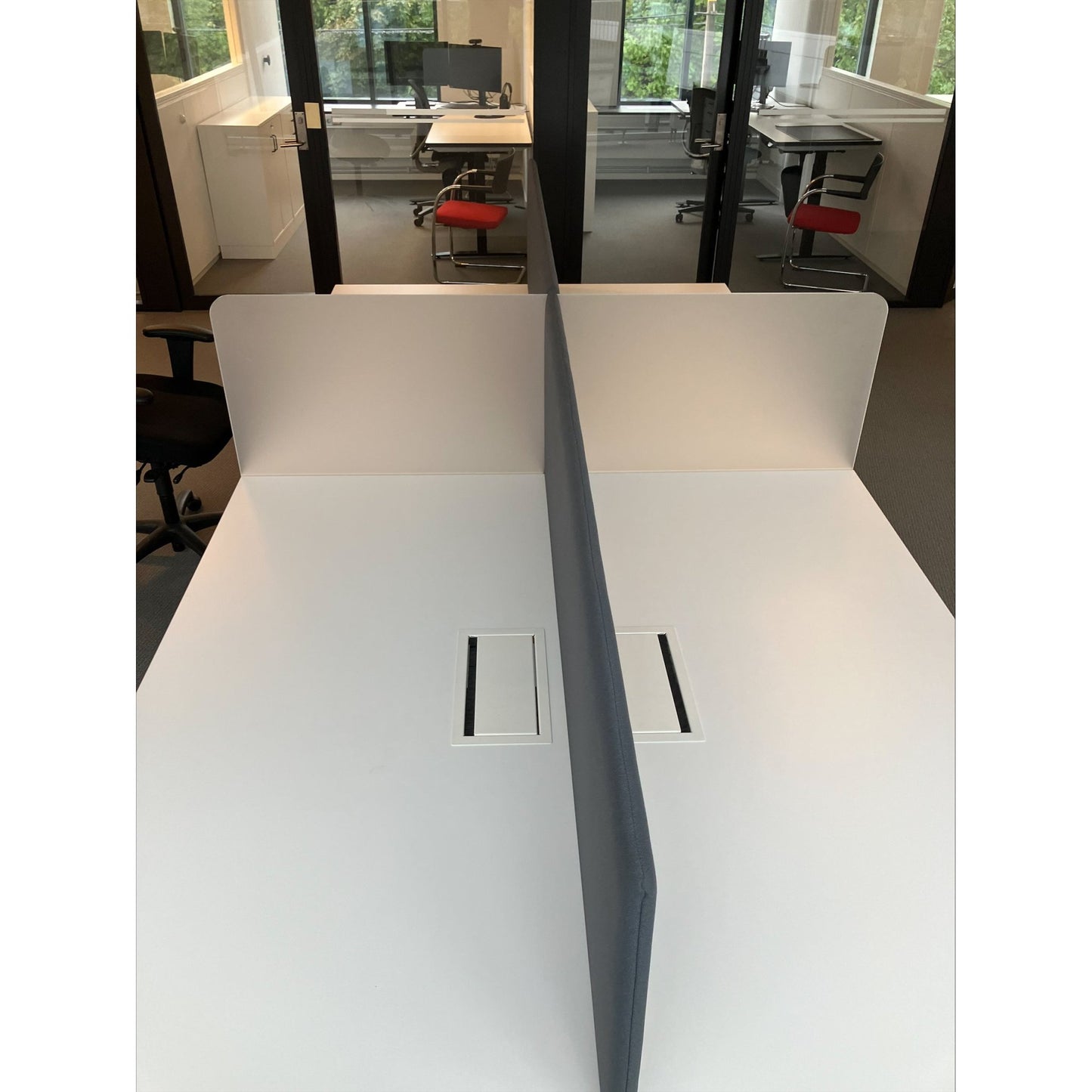 Komplett kontormodul med absorbent, skillevegg i frostet plexi