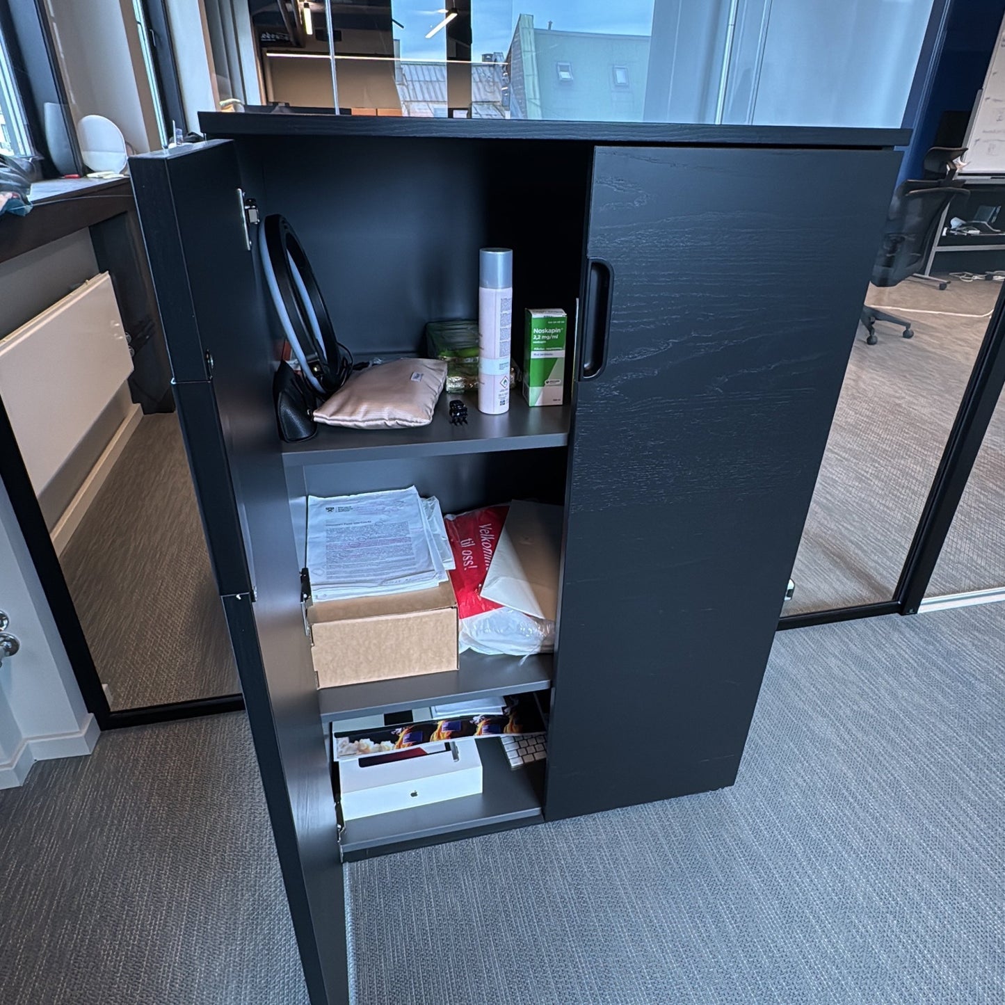 (80x45x120) Slagdørskap i svart