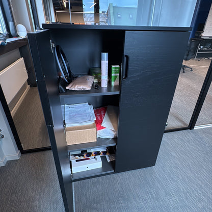 (80x45x120) Slagdørskap i svart