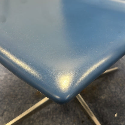 Møtestol fra FOUR Design i blå