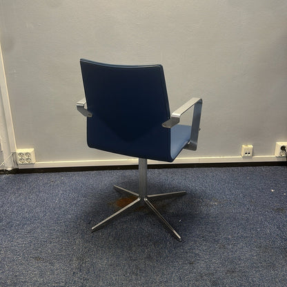 Møtestol fra FOUR Design i blå