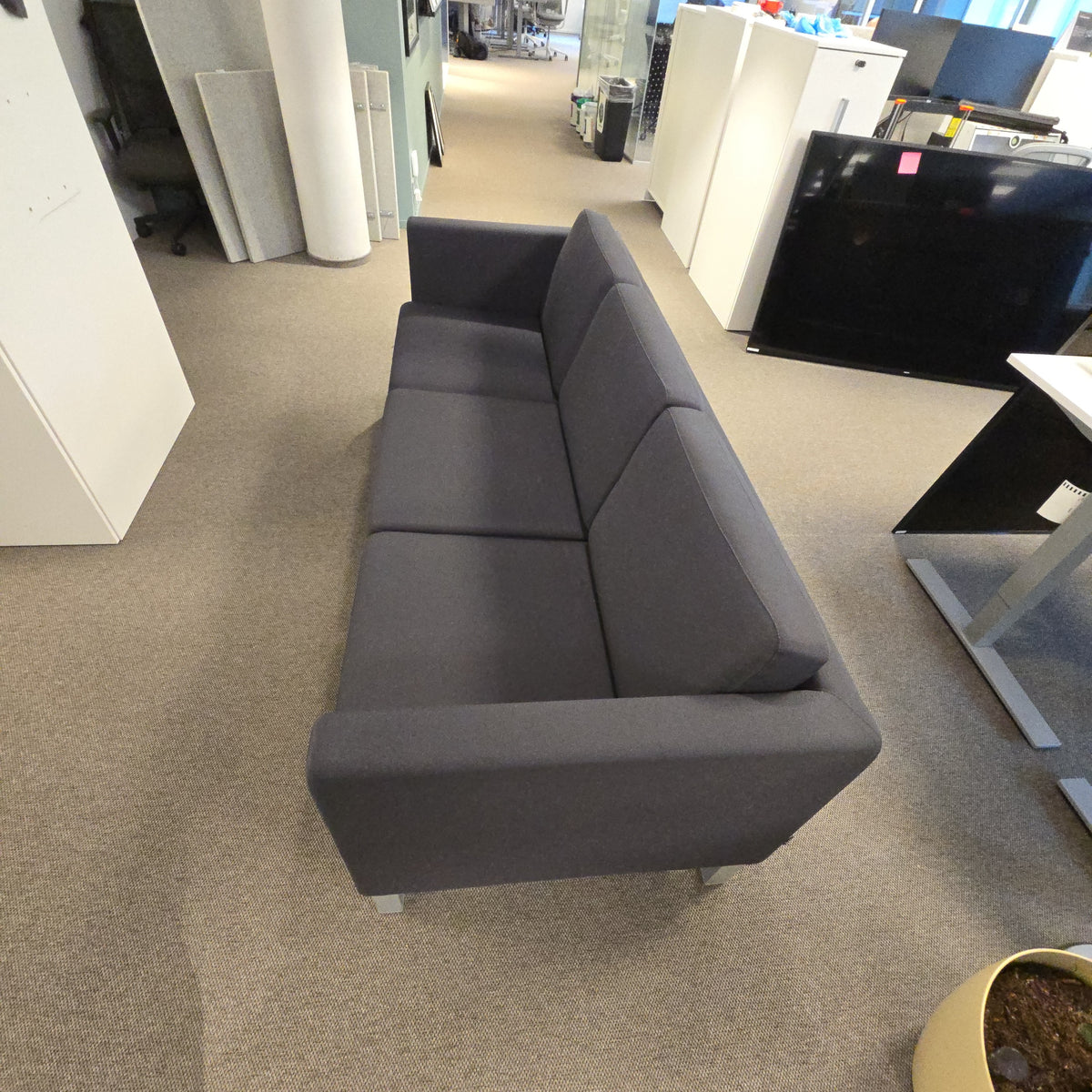 Scandinavia Sofa fra Kinnarps i mørk grå, stoffstrukket