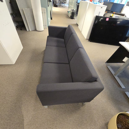 Scandinavia Sofa fra Kinnarps i mørk grå, stoffstrukket