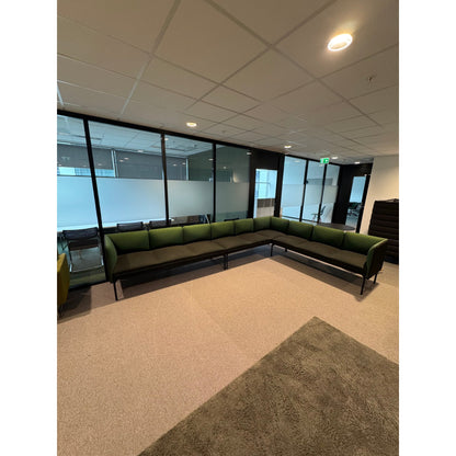 Hjørne- & U-sofa fra Fora Form i grønn