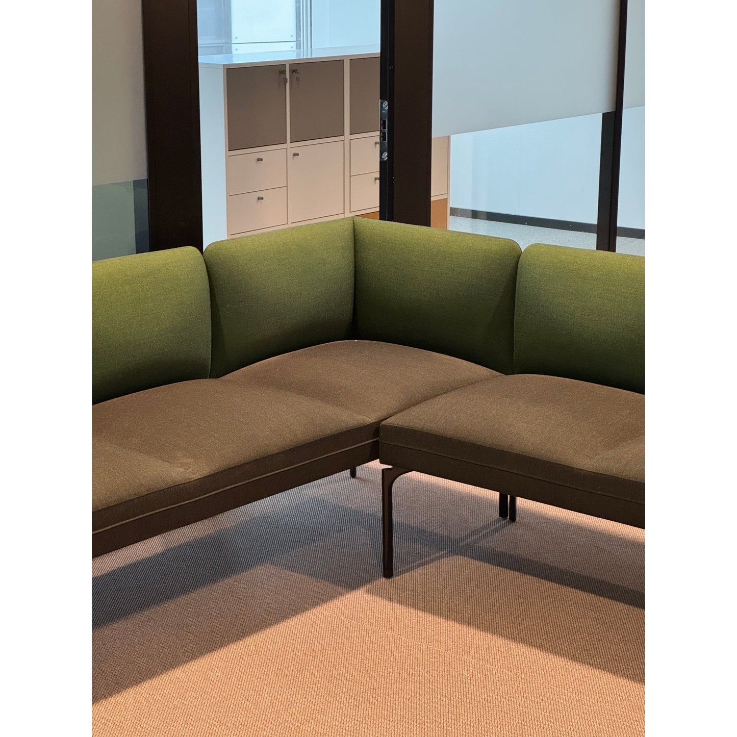 Hjørne- & U-sofa fra Fora Form i grønn